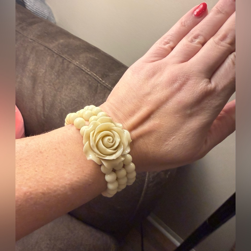 NWT Vintage Madeline Ivory/Cream Rose Beaded Bracelet, Ceramic Beads, Stretchy